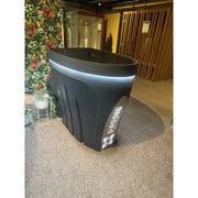 Softes Licht unterstreicht die elegante Form des Eisbads, warme Atmosphäre im Innenraum.🕯️💡