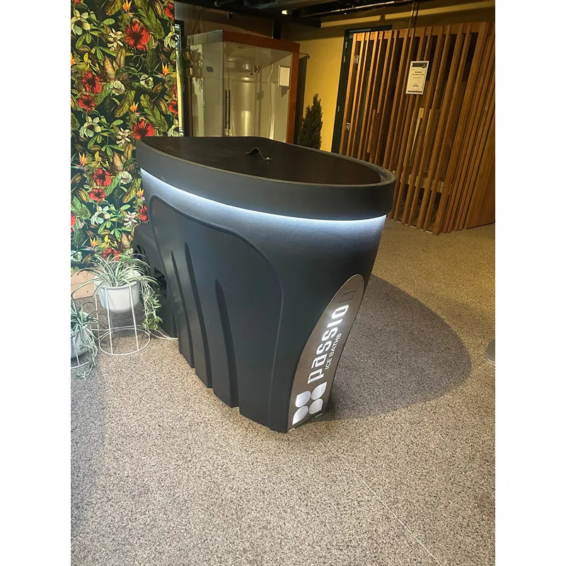 Softes Licht unterstreicht die elegante Form des Eisbads, warme Atmosphäre im Innenraum.🕯️💡