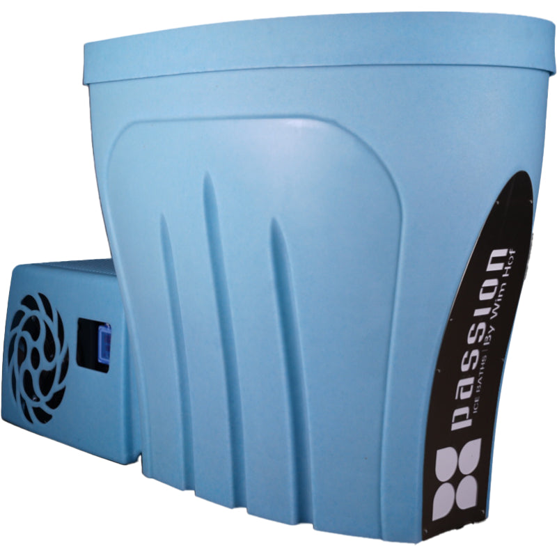 Hellblaues Passion Revive Pro Eisbad mit integriertem Chiller-Aggregat, vertikalen Rillenstrukturen und schwarzem Kontrollpaneel mit Markenlogo