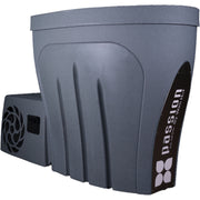 Modernes, graues Eisbad, ideal für Innen- und Außenbereiche, mit hochwertiger Einstiegsleiter.