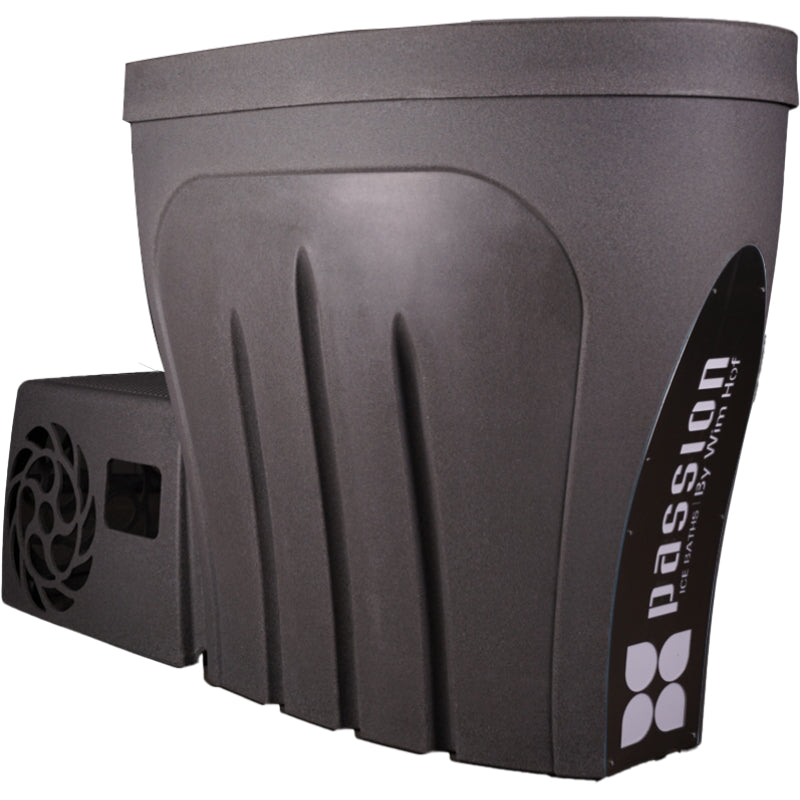 Passion Revive Pro Eisbad in Dunkelgrau mit integiertem Chiller-Aggregat und vertikalen Designrippen seitlich angebracht