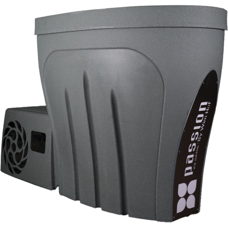 Passion Revive Pro Eisbad mit grauem Kunststoffgehäuse, integriertem Chiller-Aggregat und schwarzem Bedienfeld mit Logo