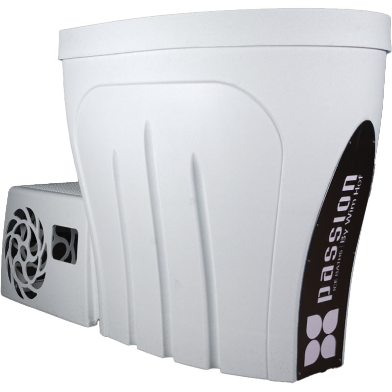 Elegantes, weißes Eisbad mit integriertem Kühlsystem und isolierendem Deckel.