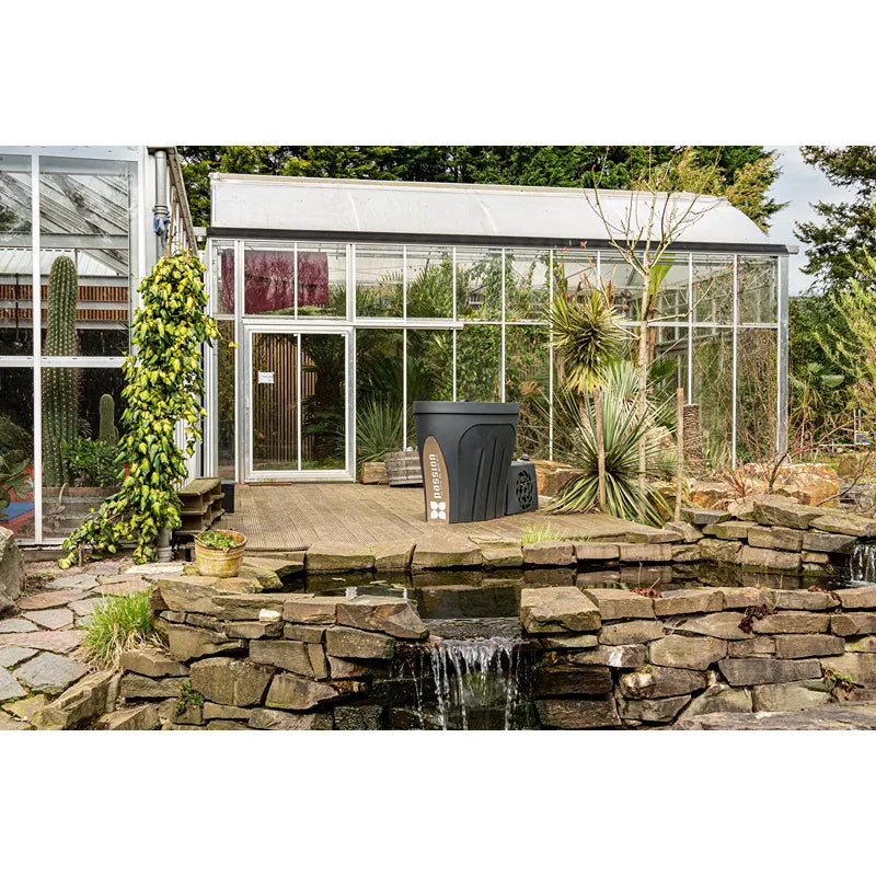 Dunkelgraues Eisbad mit modernem Design, geeignet für Sportclubs und Fitnessstudios.