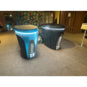 Softes Licht unterstreicht die elegante Form des Eisbads, warme Atmosphäre im Innenraum.🕯️💡