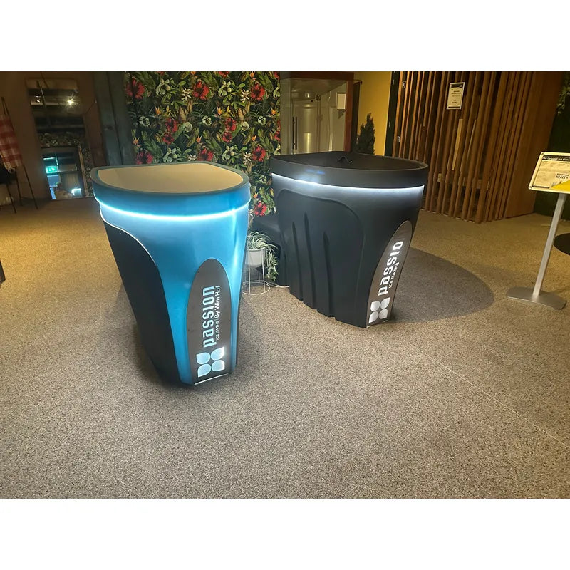 Softes Licht unterstreicht die elegante Form des Eisbads, warme Atmosphäre im Innenraum.🕯️💡