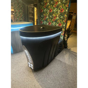 Schwarzes Passion Revive Pro Eisbad mit ovaler Form und LED-Beleuchtung in Ausstellungsraum neben Whirlpool