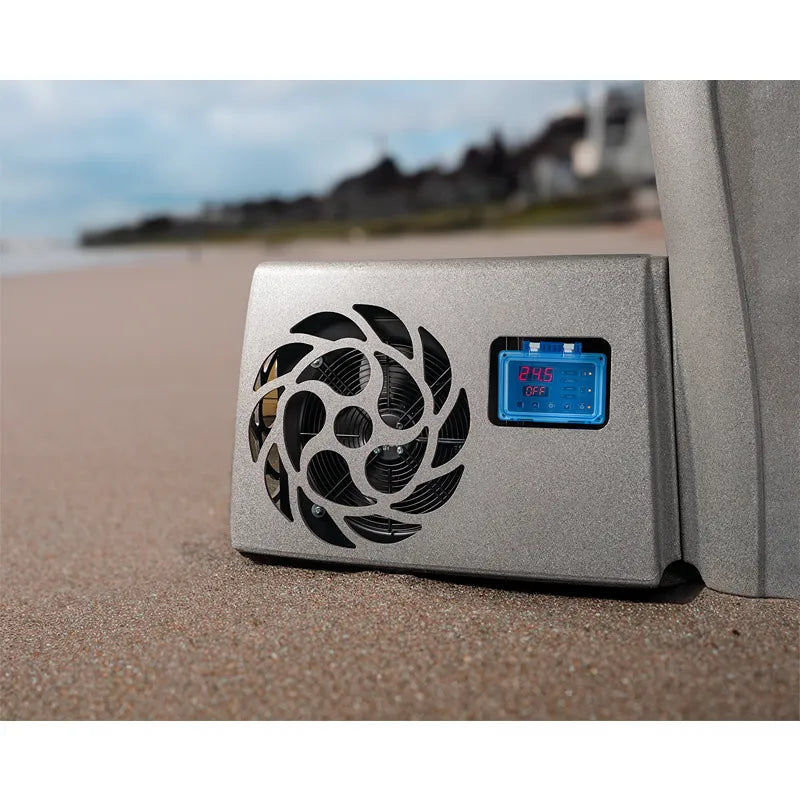 Passion Spas Revive Pro Eisbad mit grauem Chiller-Gerät, spiralförmigem Lüfter und blauem digitalen Kontrollpanel am Strand