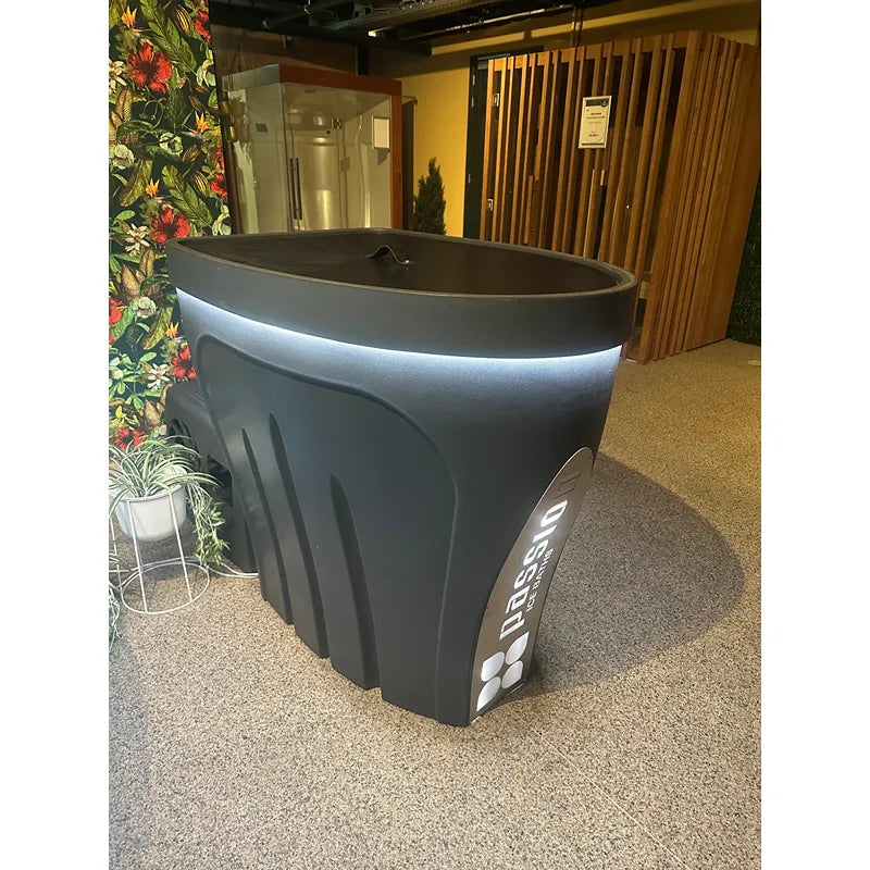 Eisbad leuchtet in sanften Farben, Outdoor-Setup im Dunkeln mit Wow-Effekt.🌙✨