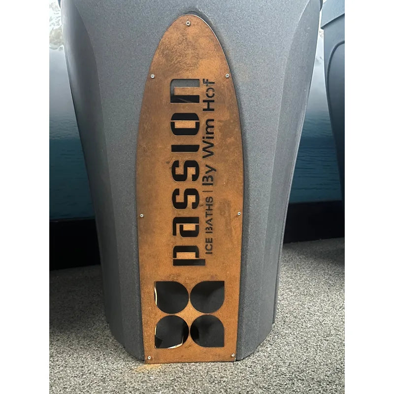 Holzverkleidete Rückseite eines Passion Spas Eisbads mit Brandung, vier runden Öffnungen für Chiller-Anschlüsse und Schriftzug "passion ICE BATHS by Wim Hof"