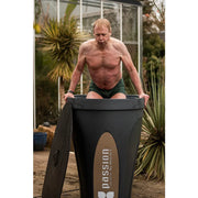 Mann im Sportoutfit nutzt das Eisbad nach dem Training zur Regeneration im Außenbereich.❄️💪