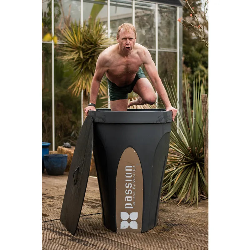 Person zeigt Teilnehmern, wie man sicher in das Revive Pro einsteigt, draußen aufgebaut.🎤👣