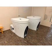 Zwei weiße Passion Spas Revive Pro Eisbäder nebeneinander in Ausstellungsraum, moderne Kältebecken mit schwarzen Bedienfeldern und weißen Deckeln