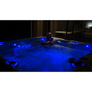 Passion Spas Pleasure Outdoor Whirlpool mit blauer LED-Beleuchtung und aktivierter Massagefunktion
