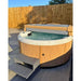 Passion Spas Recharge Whirlpool Ø 200 im Garten mit Holzverkleidung und Einstiegstreppe