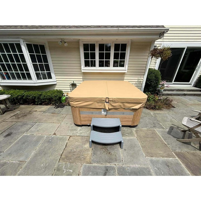 Passion Spas Refresh Whirlpool 200x200 mit isolierter Abdeckung im Garten