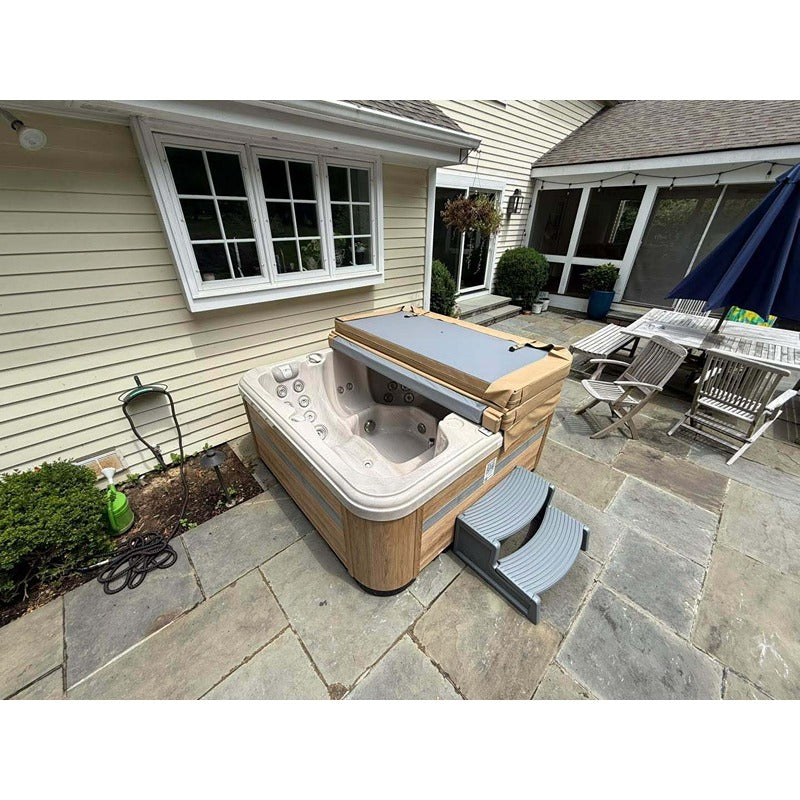 Passion Spas Refresh Whirlpool 200x200 geöffnet auf Terrasse im privaten Zuhause