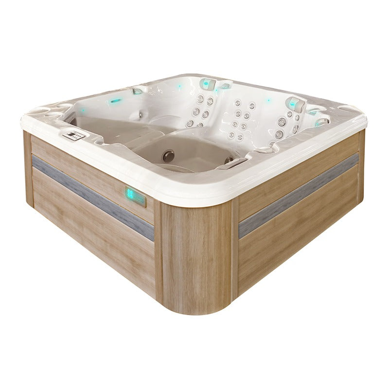 Passion Spas Retreat Whirlpool mit beiger Innenausstattung, Holzumrandung in Natur-Optik, Düsensystem und LED-Beleuchtung, von oben fotografiert