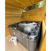 Passion Spas Rewind Whirlpool 204x204 unter Pergola im privaten Außenbereich