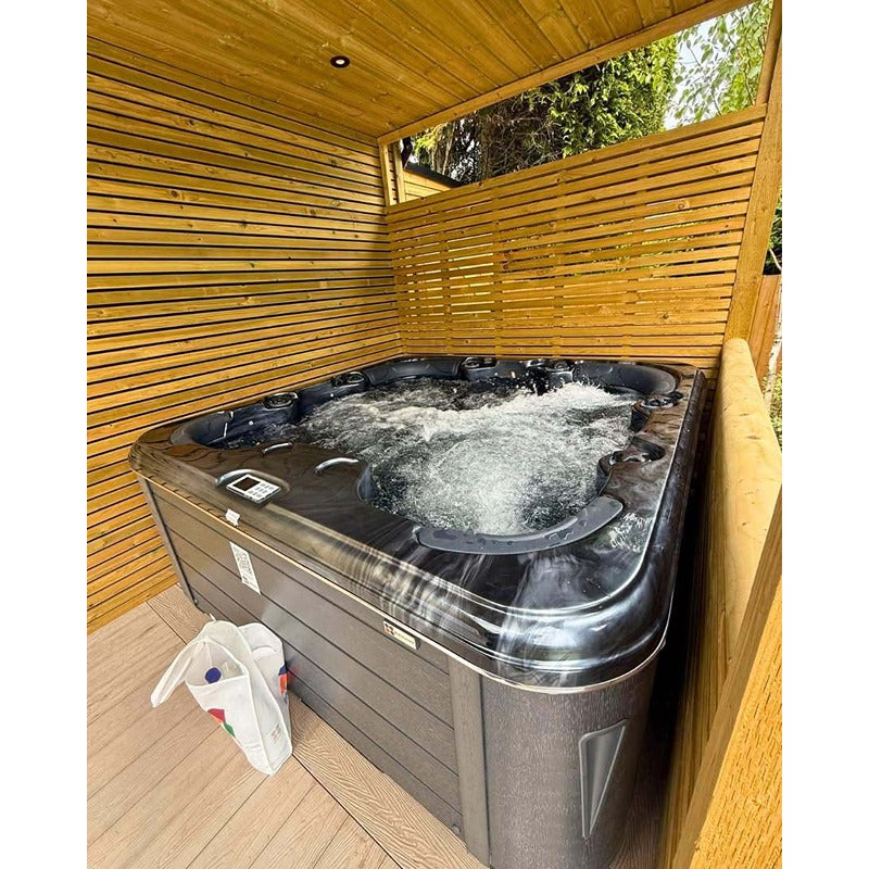 Passion Spas Rewind Whirlpool 204x204 unter Pergola im privaten Außenbereich