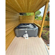 Passion Spas Rewind Whirlpool 204x204 im privaten Garten mit Abdeckung