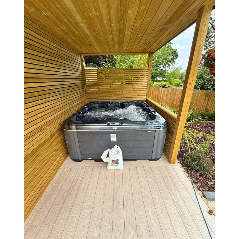 Passion Spas Rewind Whirlpool 204x204 im privaten Garten mit Abdeckung