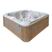 Passion Spas Excite Outdoor Whirlpool Seitenansicht mit Holzoptik-Verkleidung in Naturfarbe