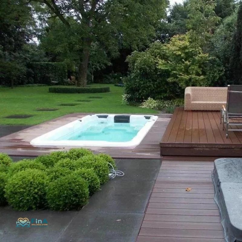 Passion Spas Aquatic 1 Eco – eingebauter Outdoor Swim Spa mit Holzterrasse im modernen Garten