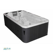 Aquatic 1 Eco Swim Spa – kompakter Whirlpool mit grauer Außenverkleidung und zwei ergonomischen Liegeplätzen