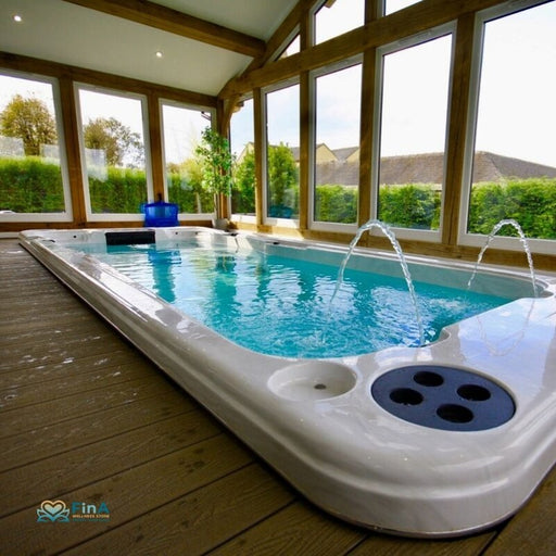 Swim Spa Aquatic 5 von Passion Spas im Wintergarten – Premium Outdoor Whirlpool mit Gegenstromanlage, ideal für Fitness und Entspannung zuhause.