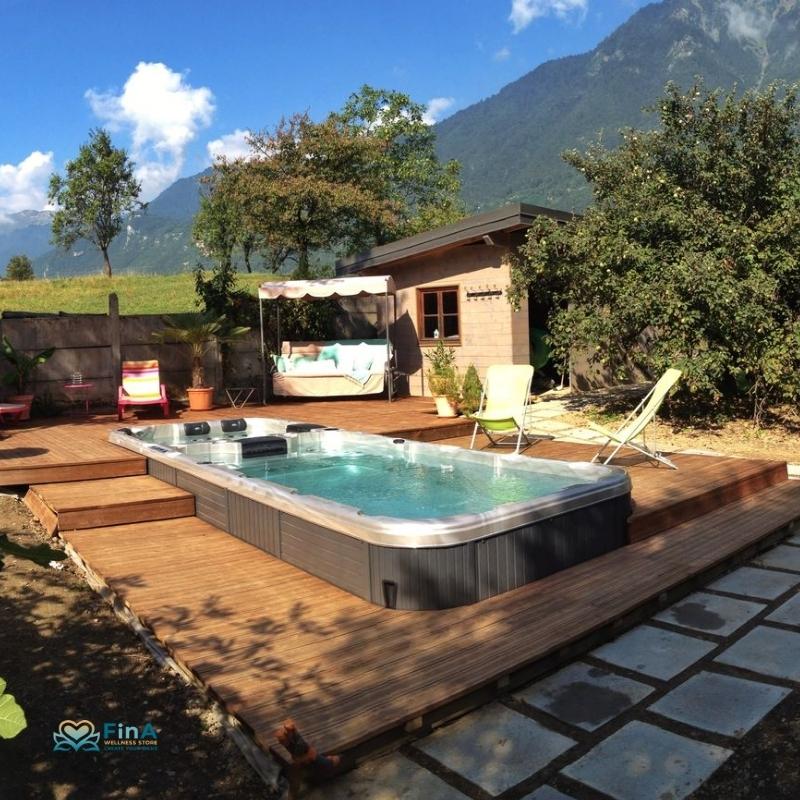 Swim Spa Passion Spas Dynamic im modernen Garten – luxuriöser Whirlpool mit Liegen und Gegenstromanlage für Fitness, Massage und Entspannung im Außenbereich.