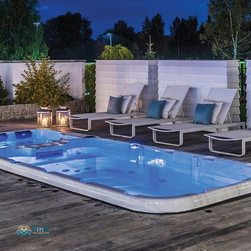 Swim Spa Dynamic in moderner Gartengestaltung bei Nacht – elegantes Wellness-Erlebnis mit LED-Beleuchtung und Liegefläche für pure Entspannung.