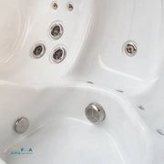 Detailaufnahme der Massagedüsen im Swim Spa „Spirit“ – Premium Whirlpool-Düsen für gezielte Entspannung