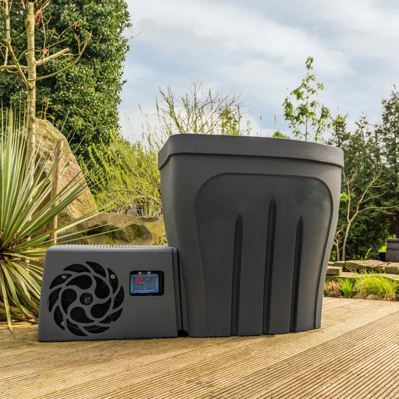 Schwarzes Eisbad Passion Revive Pro mit externer Wärmepumpe und digitaler Steuerung auf einer Holzterrasse im Garten
