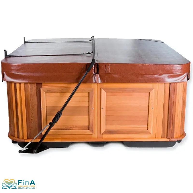  Geschlossener Whirlpool mit brauner Thermoabdeckung und montiertem schwarzen Abdeckungsheber, auf Holzverkleidung stehend.