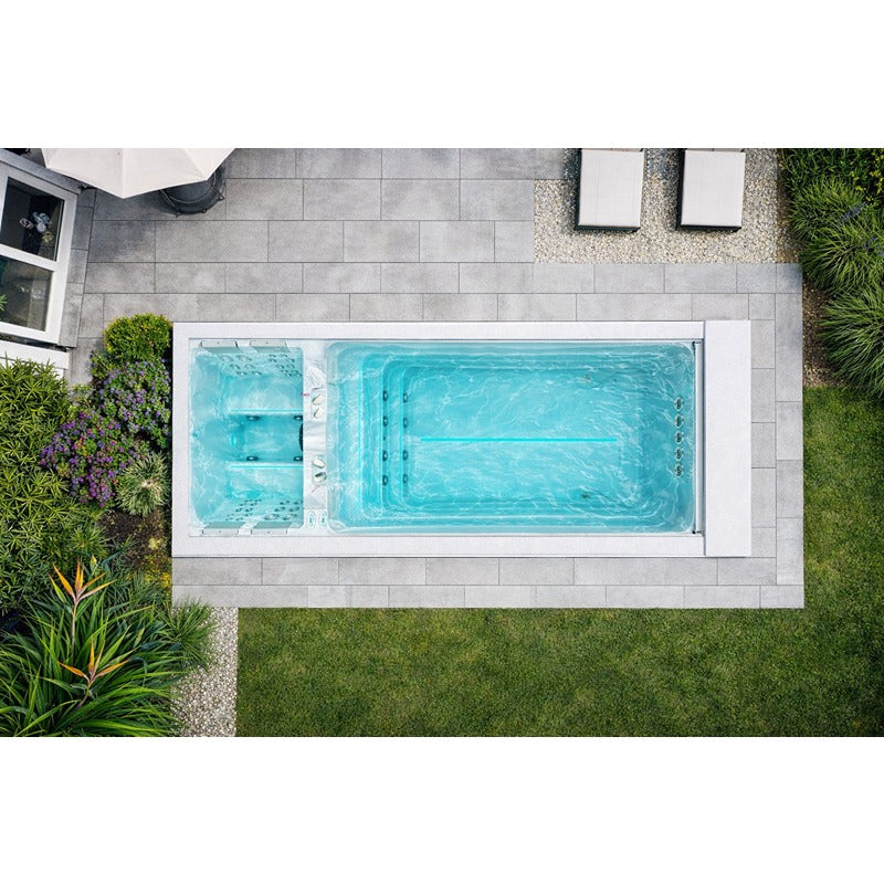 Passion Spas Balance Swim Spa von oben mit Wasser in Betrieb, integrierter Trainings- und Relaxbereich