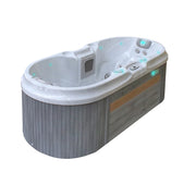 Weißer Whirlpool Passion Spas Bliss mit grauem Holzverkleidung, ovale Form, Massagedüsen und Bedienfeld für 2 Personen