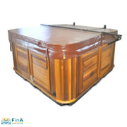 Whirlpool mit vollständig geschlossener brauner Abdeckung und installiertem Passion Spas CM3 Abdeckungslifter.