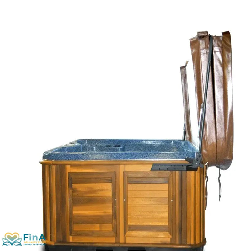 Whirlpool mit Holzverkleidung und teilweise geöffneter brauner Thermoabdeckung, ausgestattet mit dem Passion Spas CM3 Abdeckungslifter.