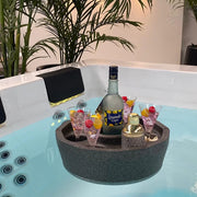  Elegante Floating Bar mit Getränken für entspannten Whirlpool-Genuss im Spa-Ambiente