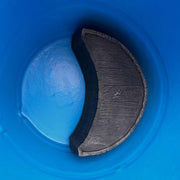 Passion Spas Icebarrel XL Eisbad von oben, hellblaues Becken mit grauer Holzbank und schwarzem Rand auf blauem Untergrund