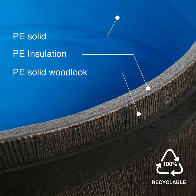 Technische Schnittzeichnung eines Passion Spas Icebarrel XL Eisbads mit beschrifteten Schichten: PE-Hartkunststoff, PE-Isolierung, PE-Holzoptik-Außenseite und 100% recycelbarem Material