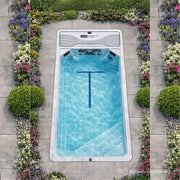 Platinum Spas Atlas Mini Pool River Jet inground im Garten mit Wasser, Draufsicht mit Blumen und Natursteinplatten