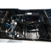  Innenansicht des Technikraums im Chronos Mini Pool mit Pumpen, Verkabelung und Balboa-Steuerung