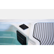  Eingebaute Skimmeröffnung und Sensorfläche am Rand des Chronos Mini Pools mit strukturiertem Deck