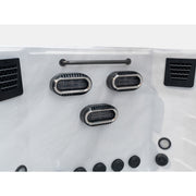  Detailansicht der River-Jet-Düsen und Haltegriffe im Chronos Swim Spa – hochwertige Verarbeitung
