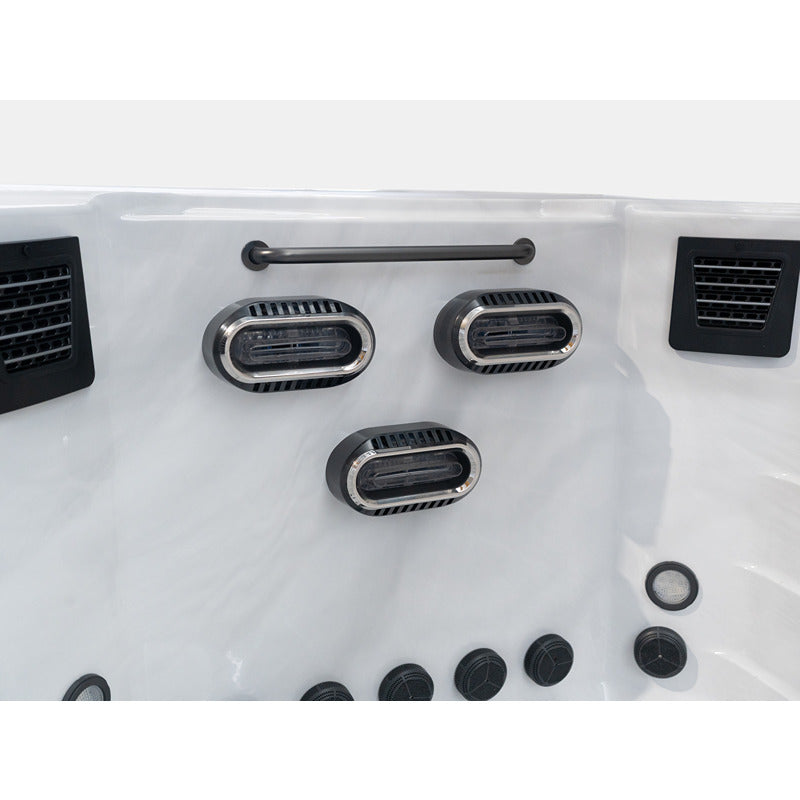  Detailansicht der River-Jet-Düsen und Haltegriffe im Chronos Swim Spa – hochwertige Verarbeitung