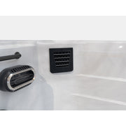  Eingebaute Skimmeröffnung und Sensorfläche am Rand des Chronos Mini Pools mit strukturiertem Deck