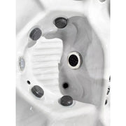  Tiefenbereich des Swim Spas mit integrierter Bodenrinne, Drainageöffnung und rutschfester Trittfläche