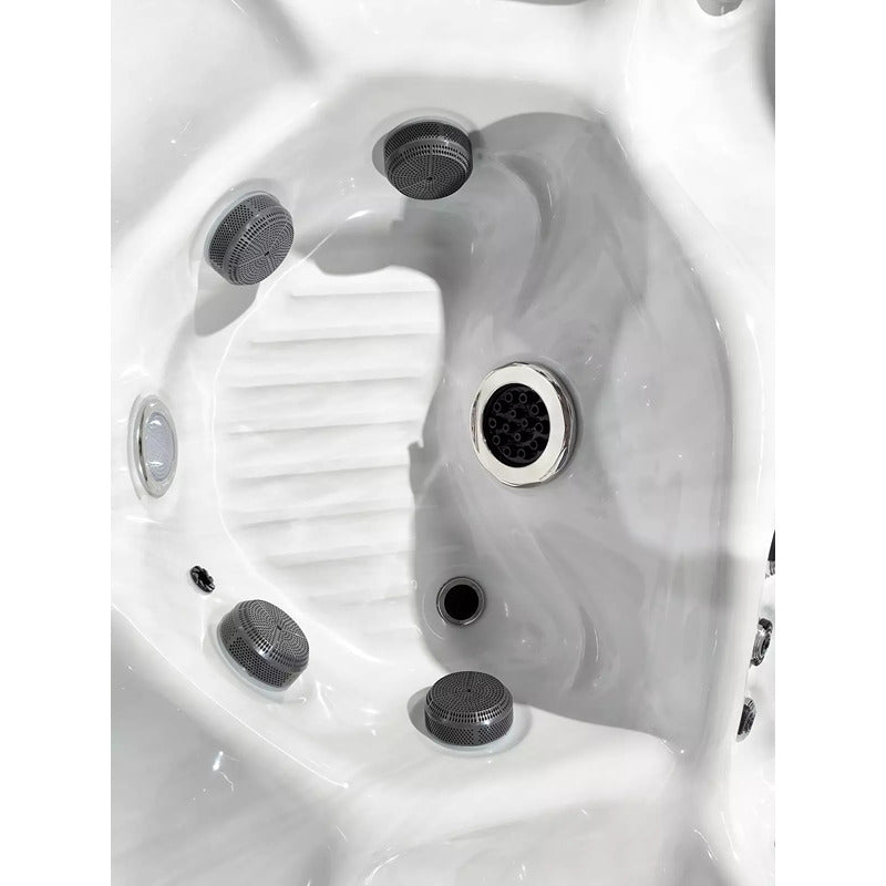  Tiefenbereich des Swim Spas mit integrierter Bodenrinne, Drainageöffnung und rutschfester Trittfläche